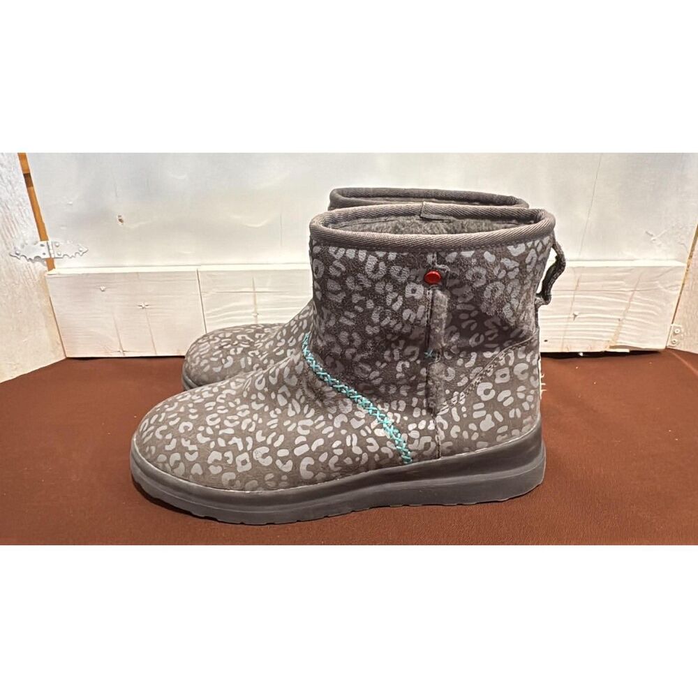 UGG Classic Short Suede Gray  Wool Lined Boots Womens Size 9